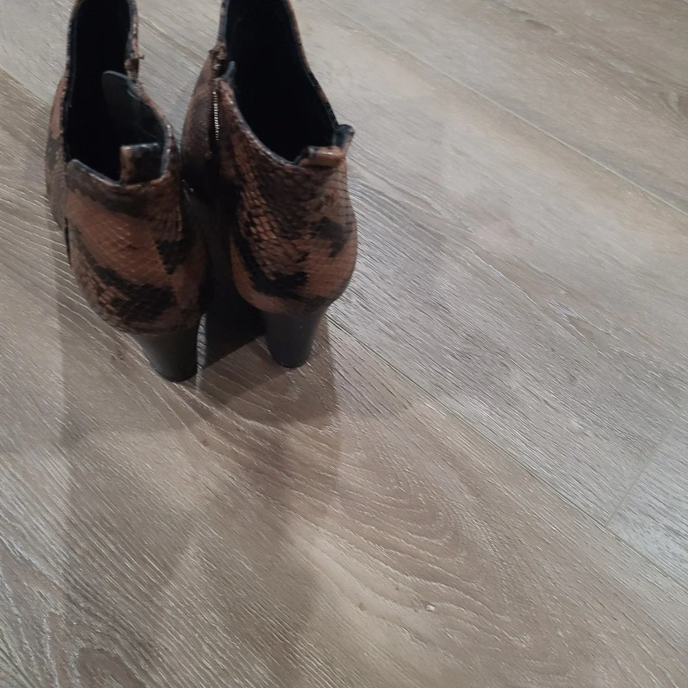Qupid Nava Booties in‎ Brown / Black Snake, Women's Boots Size 8